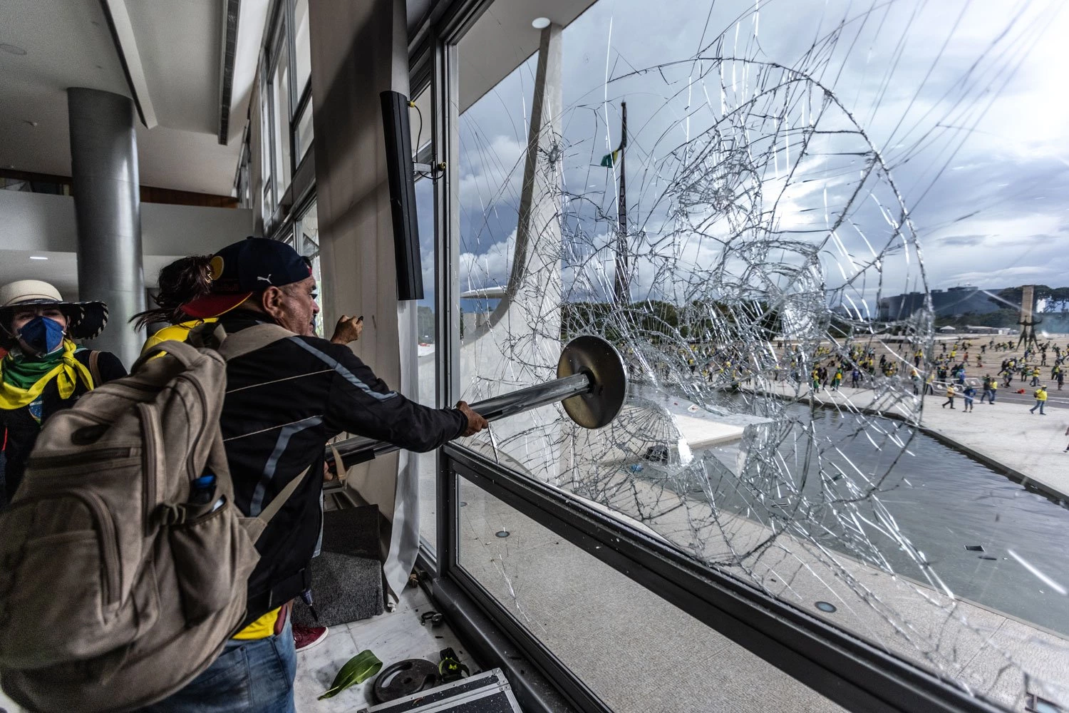 Vândalos golpistas invadem a praça dos Três Poderes e depredam os prédios. Na imagem: Homem quebra janela do. Palácio do Planalto. Foto: Gabriela Biló /Folhapress