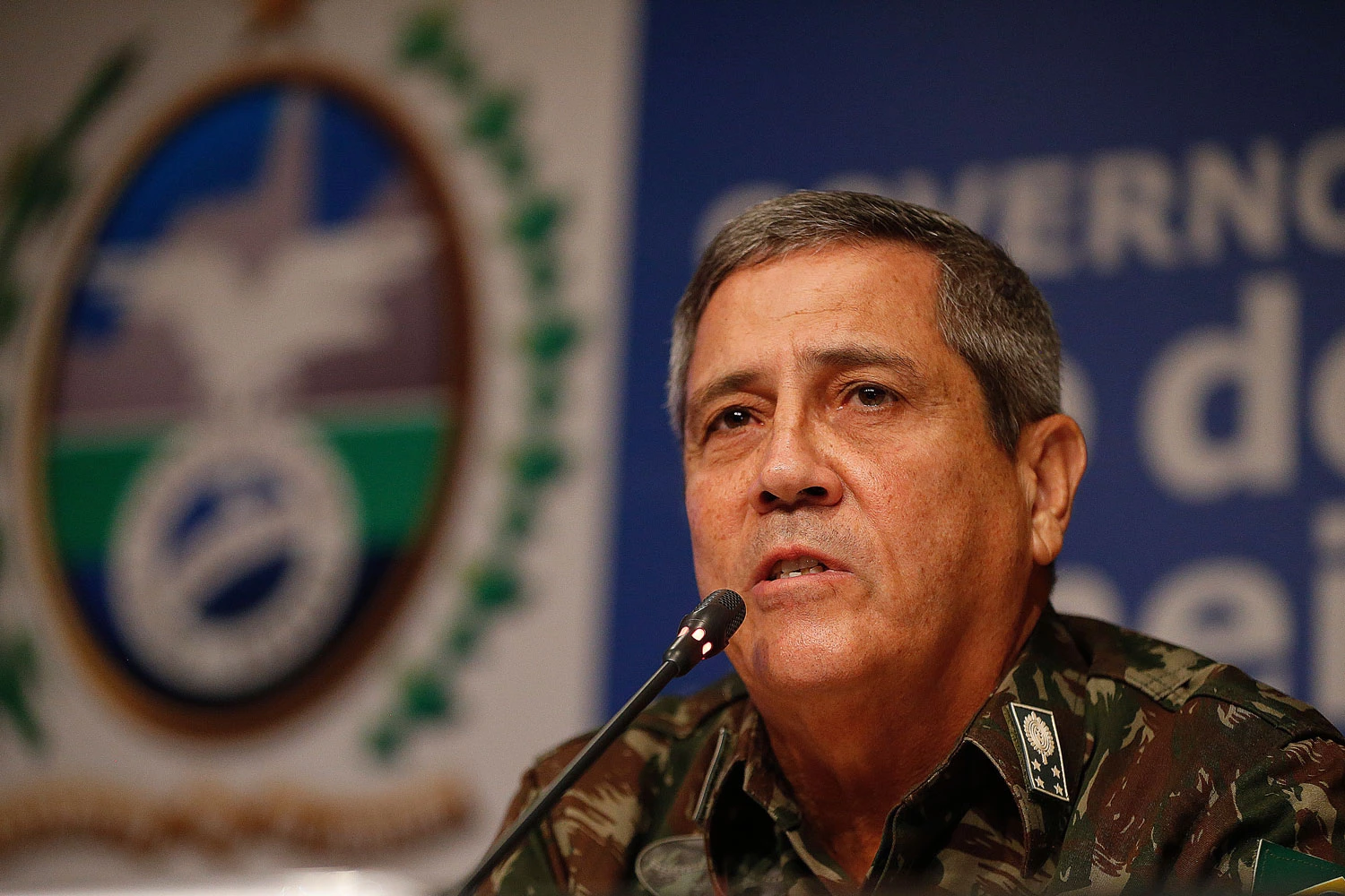 Rio de Janeiro - O interventor federal na segurança pública do Rio de Janeiro, general Walter Braga Netto, concede entrevista coletiva à imprensa e apresenta o chefe do Gabinete de Intervenção Federal, o general Mauro Sinott (Tânia Rêgo/Agência Brasil)