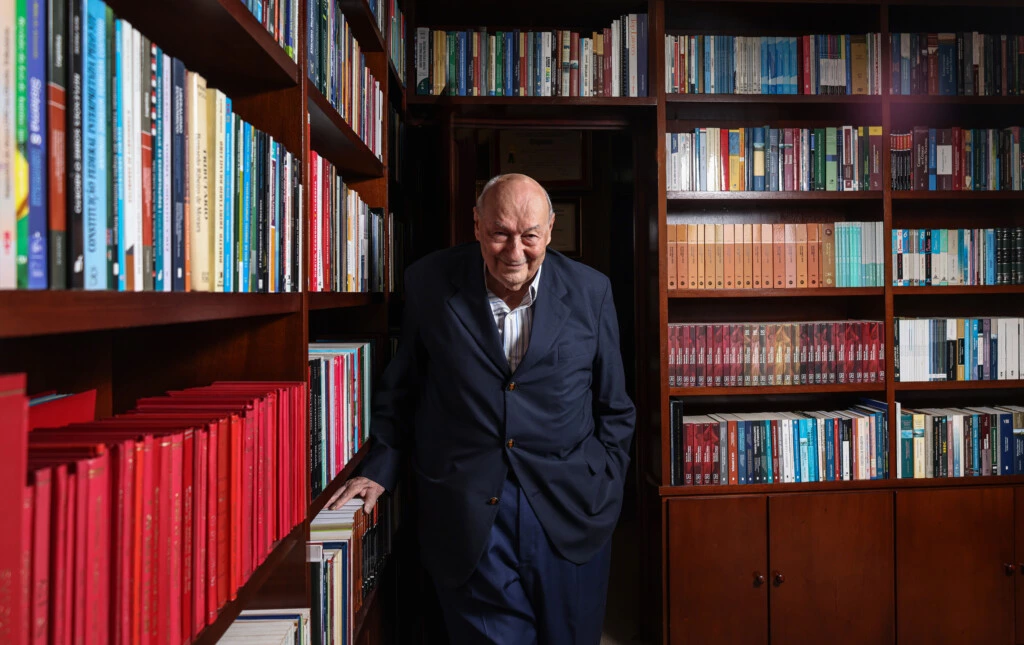 SÃO PAULO, SP, BRASIL, 05.02.2025: Ives Gandra da Silva Martins, 89 - Professor Emérito das Universidades Mackenzie, UNIP, UNIFEI, UNIFMU, do CIEE/O ESTADO DE SÃO PAULO, das Escolas de Comando e Estado-Maior do Exército - ECEME, Superior de Guerra - ESG e da Magistratura do Tribunal Regional Federal - 1ª Região; Professor Honorário das Universidades Austral (Argentina), San Martin de Porres (Peru) e Vasili Goldis (Romênia); Doutor Honoris Causa das Universidades de Craiova (Romênia) e das PUCs-Paraná e RS, e Catedrático da Universidade do Minho (Portugal); Presidente do Conselho Superior de Direito da FECOMERCIO - SP; ex-Presidente da Academia Paulista de Letras-APL e do Instituto dos Advogados de São Paulo-IASP, em seu escritório no bairro dos Jardins. (Foto: Karime Xavier/Folhapress)
