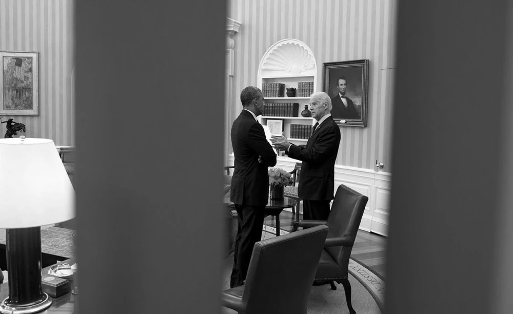 O presidente Barack Obama conversa com o vice-presidente Joe Biden no Salão Oval, em 15 de abril de 2015.(Foto oficial da Casa Branca por Chuck Kennedy)