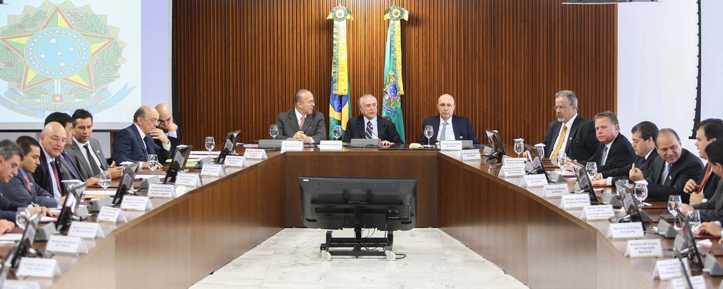 The president in office, Michel Temer (c), held the first ministerial meeting to discuss the first steps of the government, at the Planalto Palace in Brasilia, capital of Brazil, on May 13, 2016. Photo: DANIEL TEIXEIRA/ESTADAO CONTEUDO (Agencia Estado via AP Images)