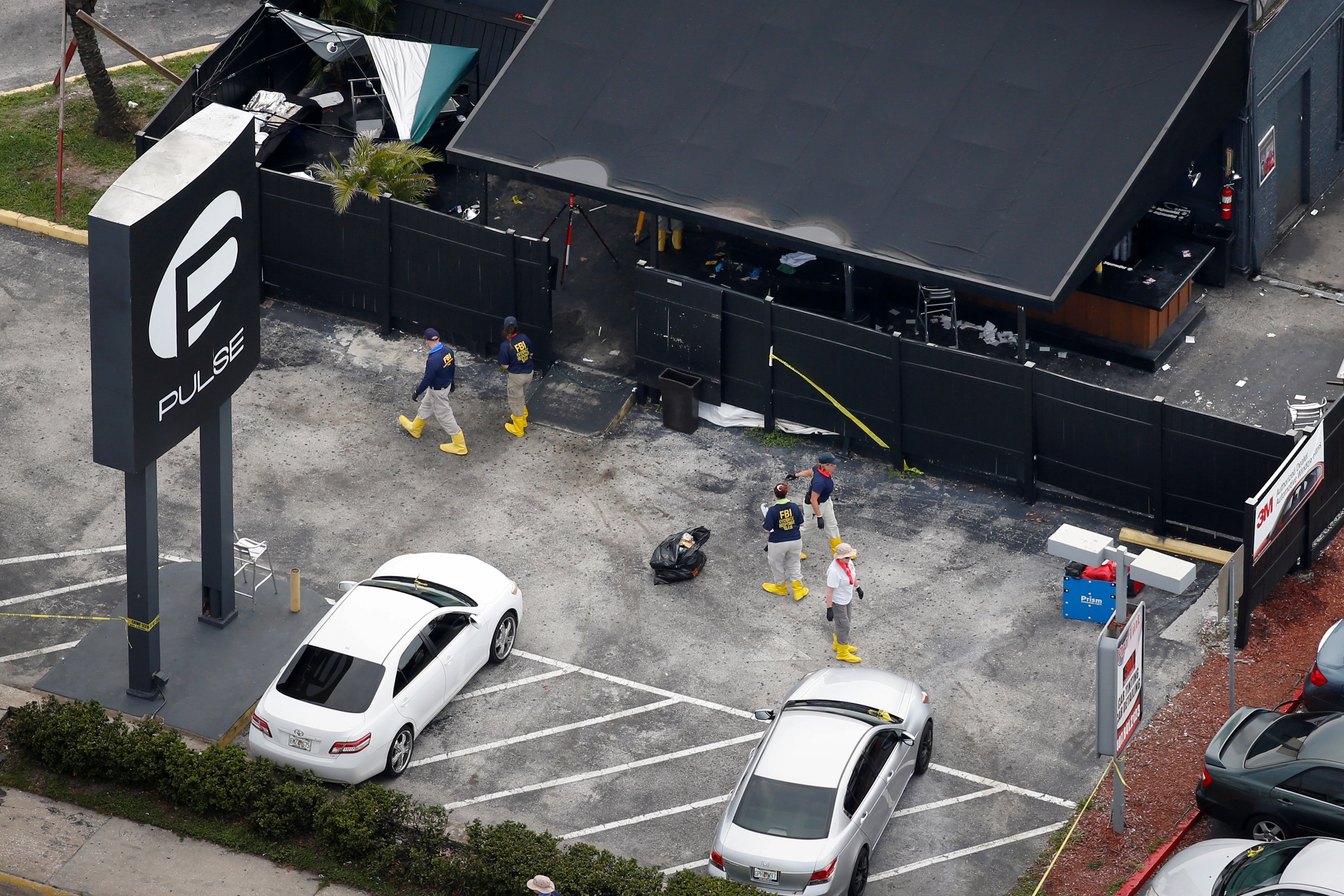 Oficiais do FBI coletam provas no estacionamento da boate gay Pulse , local de um assassinato em massa, Orlando, Florida, EUA, 15 de junho de 2016. REUTERS/Adrees Latif/File Photo - RTX2SKI1
