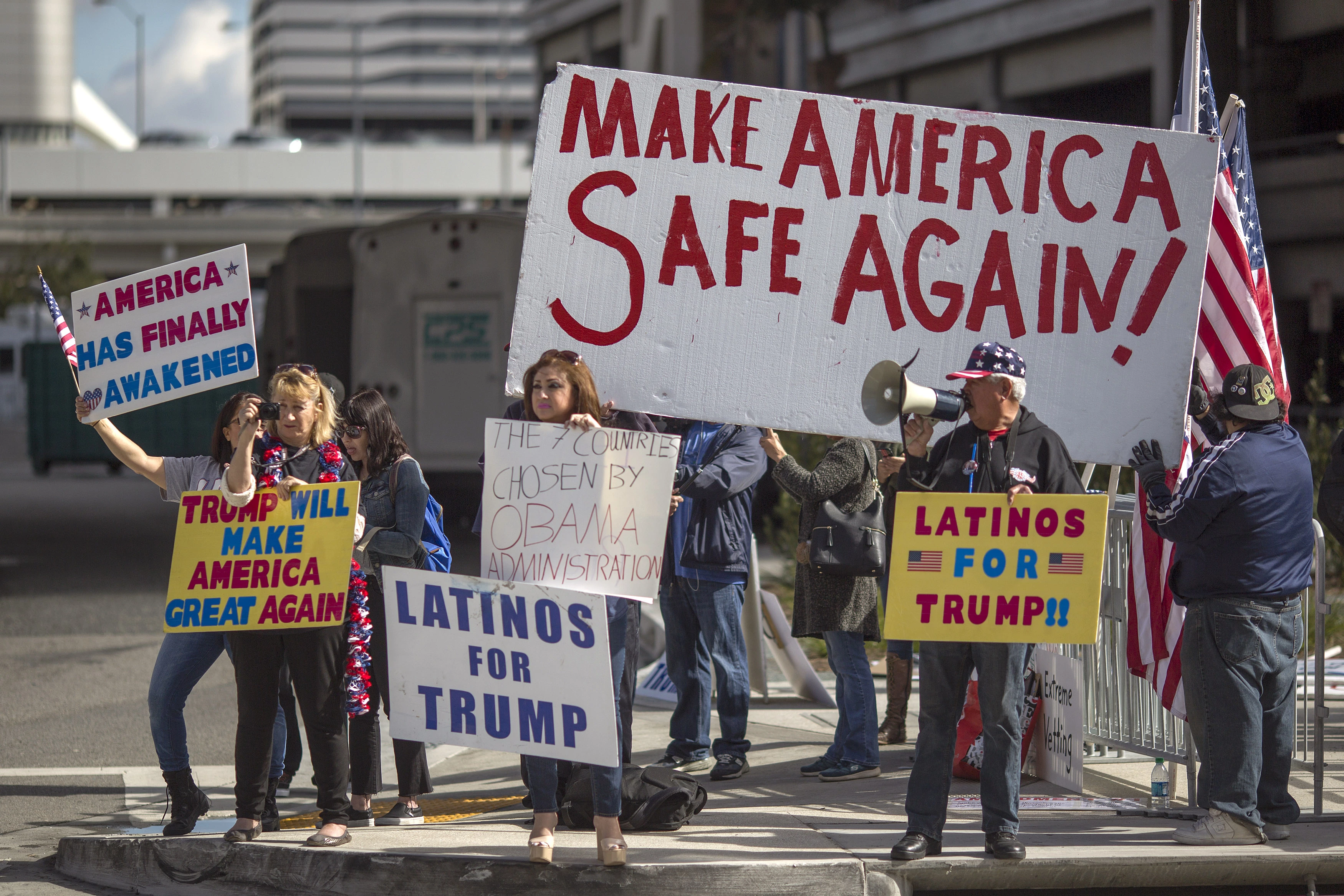 LOS ANGELES, CA - FEBRUARY 04: Apoiadores de Trump protestam contra decisão de juiz federal de Seattle que garante uma ordem judicial nacional e temporária contra a ordem presidencial de impedir a entrada de nacionais de sete países majoritariamente muçulmanos. Terminal Internacional Tom Bradley do Aeroporto Internacional de Los Angeles. Los Angeles, Califórnia, 4 de fevereiro de 2017. (Foto de David McNew/Getty Images)