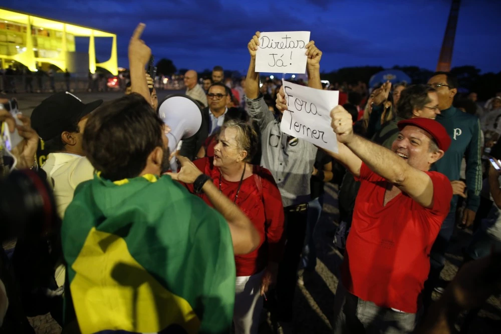 BRASILIA, BRAZIL - MAY 18: Protests erupt after embattled President Temer refuses to resign on May 18, 2017 in Brasilia, Brazil. A recording of Temer was released in which he allegedly condones bribery payments to Eduardo Cunha, the former President of the Chamber of Deputies. Cunha was involved in the 'Lava Jato' (Car Wash) corruption scandal and sentenced to 15 years in prison after being found guilty of corruption, money laundering and illegal money transfers abroad. With the release of the recording, the opposition has called for Temer's impeachment and new elections. (Photo by Igo Estrela/Getty Images)