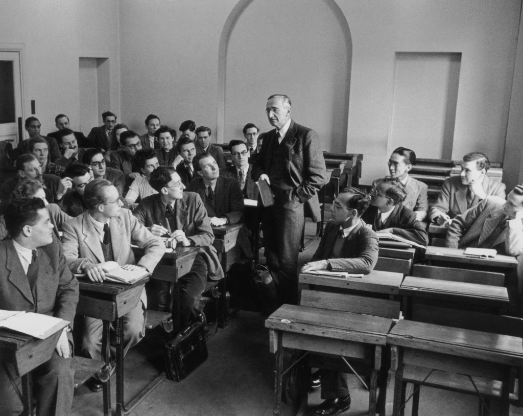 Austrian-British economist and political philosopher Friedrich Hayek (1899 - 1992) with a class of students at the London School of Economics, 1948. (Photo by Paul Popper/Popperfoto/Getty Images)