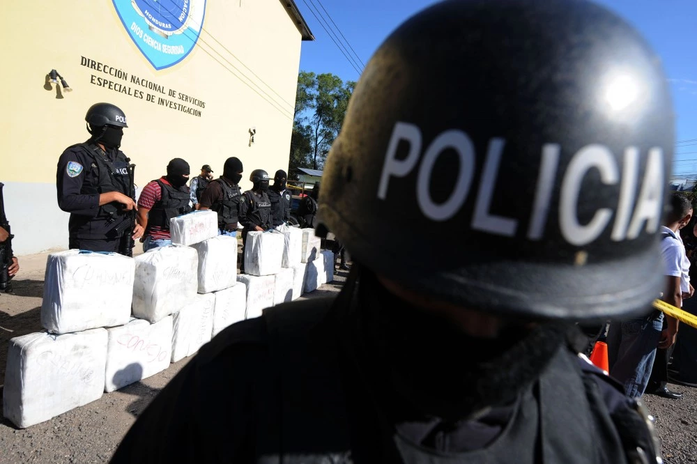 Police officers from the anti-drug squad in Tegucigalpa on October 7, 2010 look after a load of 500 kilos of cocaine seized from traffickers during a joint operation by the Honduran Police, the Army and the US Drug Enforcement Administration (DEA), in Brus Laguna, Mosquitia, Honduras.  AFP PHOTO/Orlando SIERRA (Photo credit should read ORLANDO SIERRA/AFP/Getty Images)