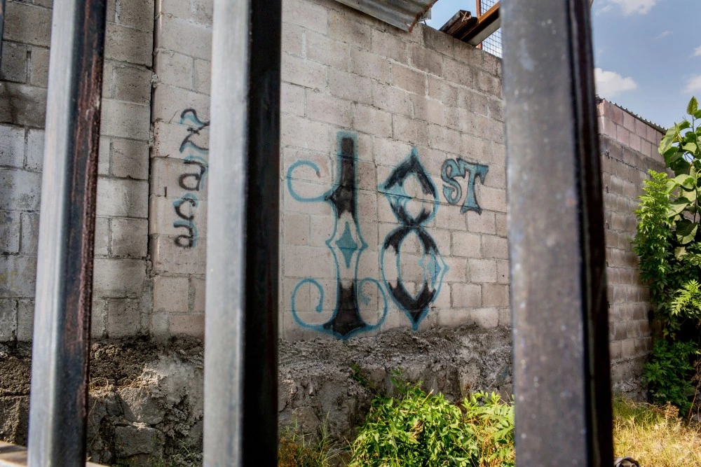 April 14, 2017. Zacamil, San Salvador, El Salvador. Barrio 18 graffiti in Zacamil. (Natalie Keyssar)