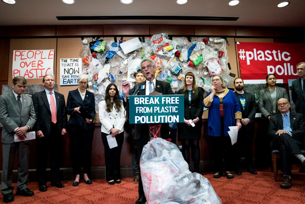 O deputado Alan Lowenthal concede entrevista coletiva sobre a lei “Libertação da poluição plástica” em 11 de fevereiro de 2020, em Washington. Legisladores, advogados e cidadãos interessados falaram sobre a crise da poluição do plástico nos Estados Unidos. 