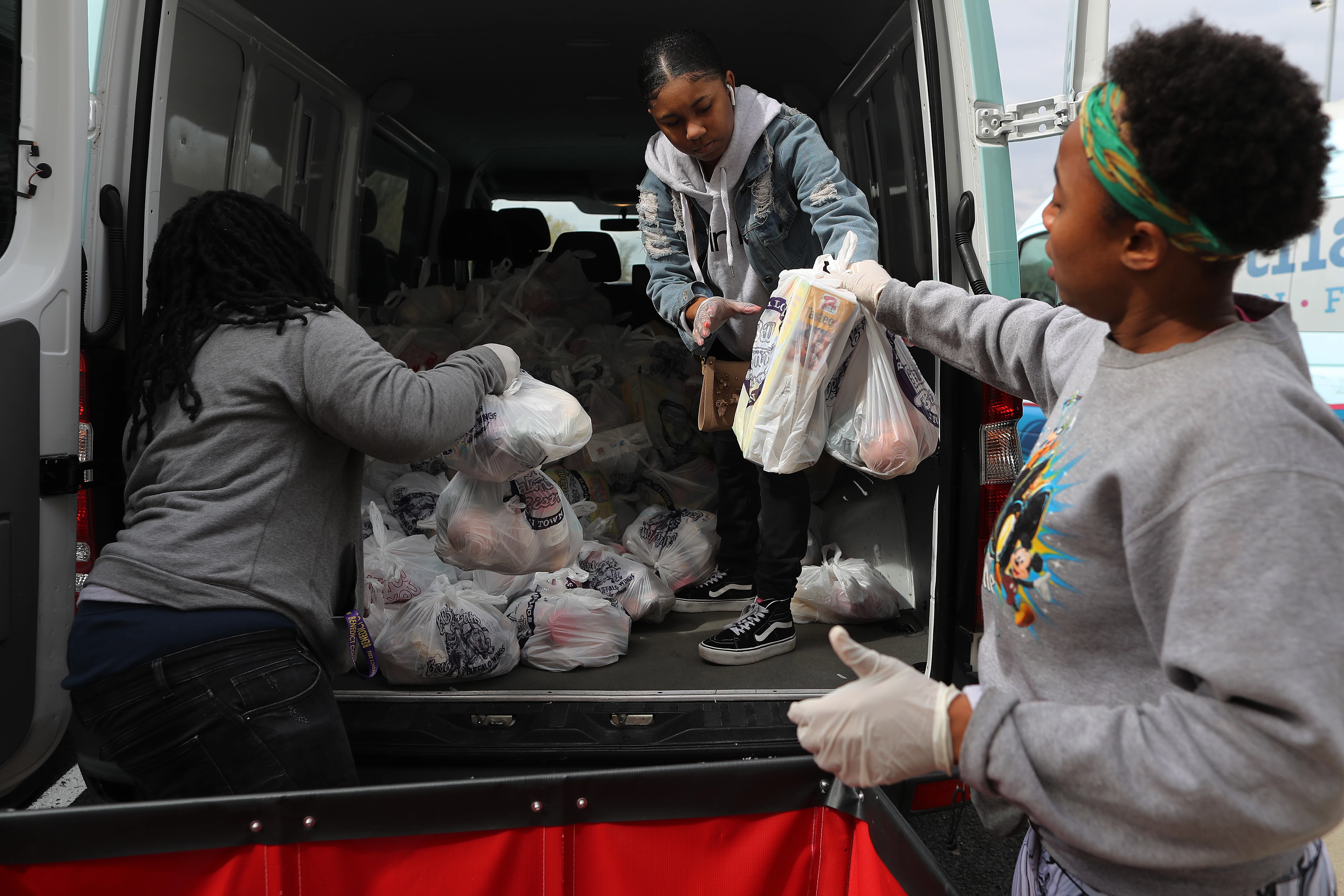 Voluntários da ONG Martha’s Table enchem sacolas com produtos frescos que serão distribuídos em comunidades carentes em meio à pandemia do coronavírus, em Washington, em 1º de abril de 2020.