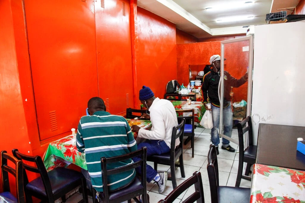 O restaurante senegalês Lalingé, no movimentado centro de São Paulo, atrai imigrantes de todo o continente africano.