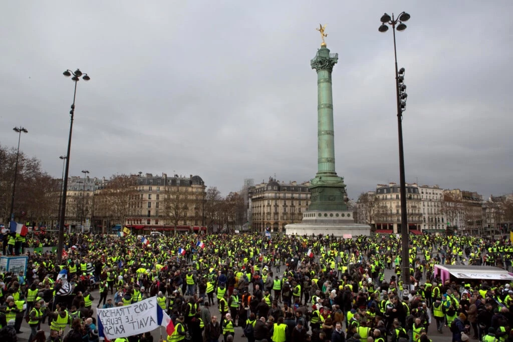 Manifestantes de coletes amarelos marcham perto da Place de la Bastille, em Paris, em 12 de janeiro de 2019.