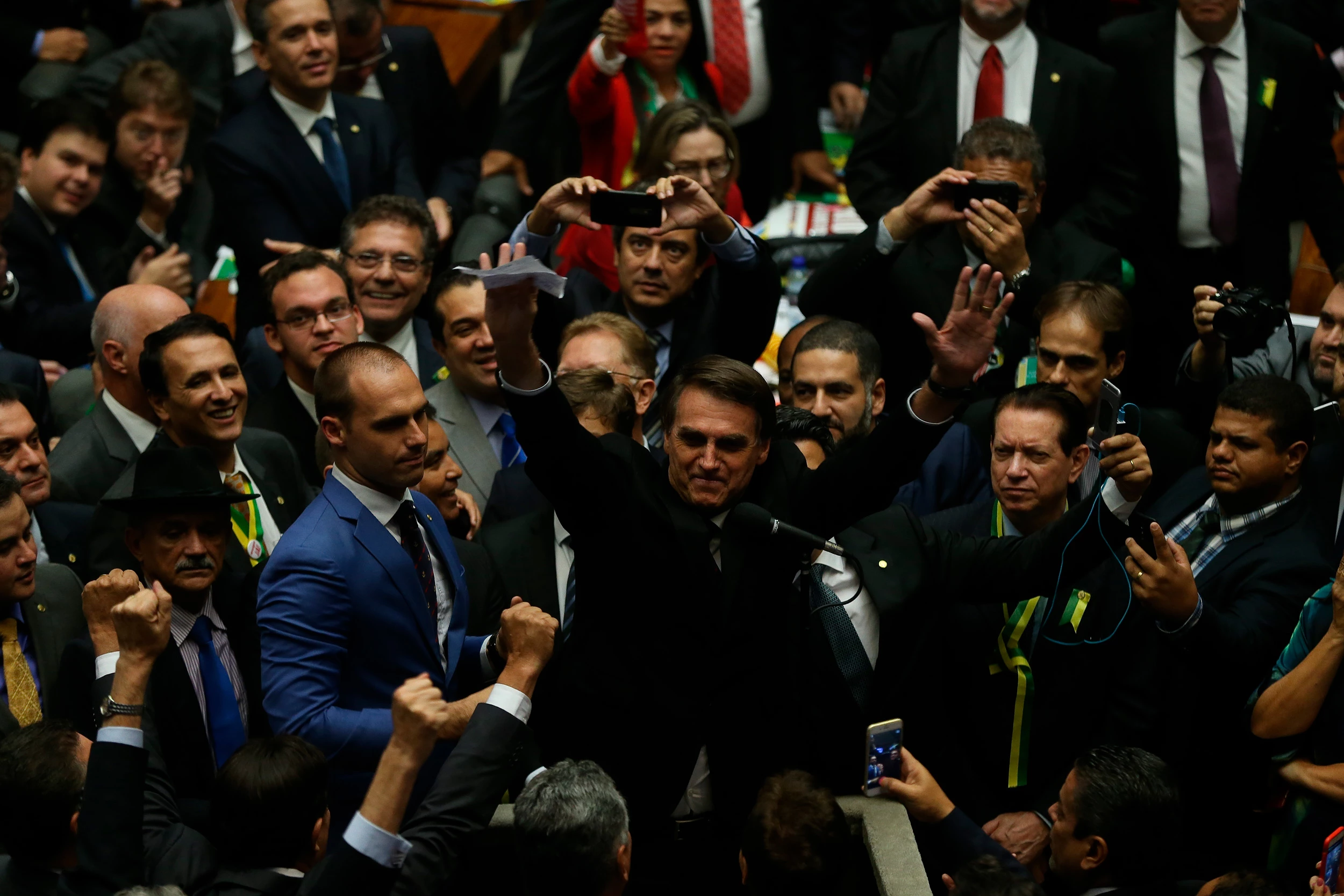 O então deputado Jair Bolsonaro vota na sessão da Câmara dos Deputados para votar o pedido de impeachment da presidente Dilma Rousseff.