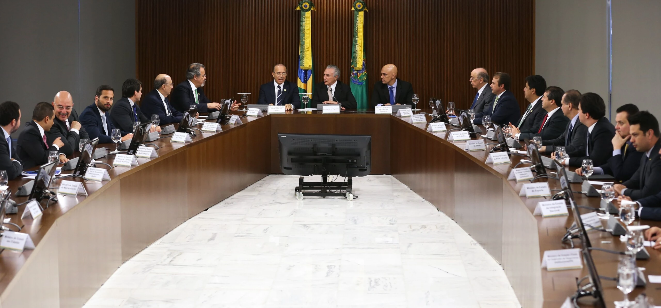 Brasília - Michel Temer coordena primeira reunião com sua equipe após tomar posse na Presidência da República do Brasil (Valter Campanato/Agência Brasil)
