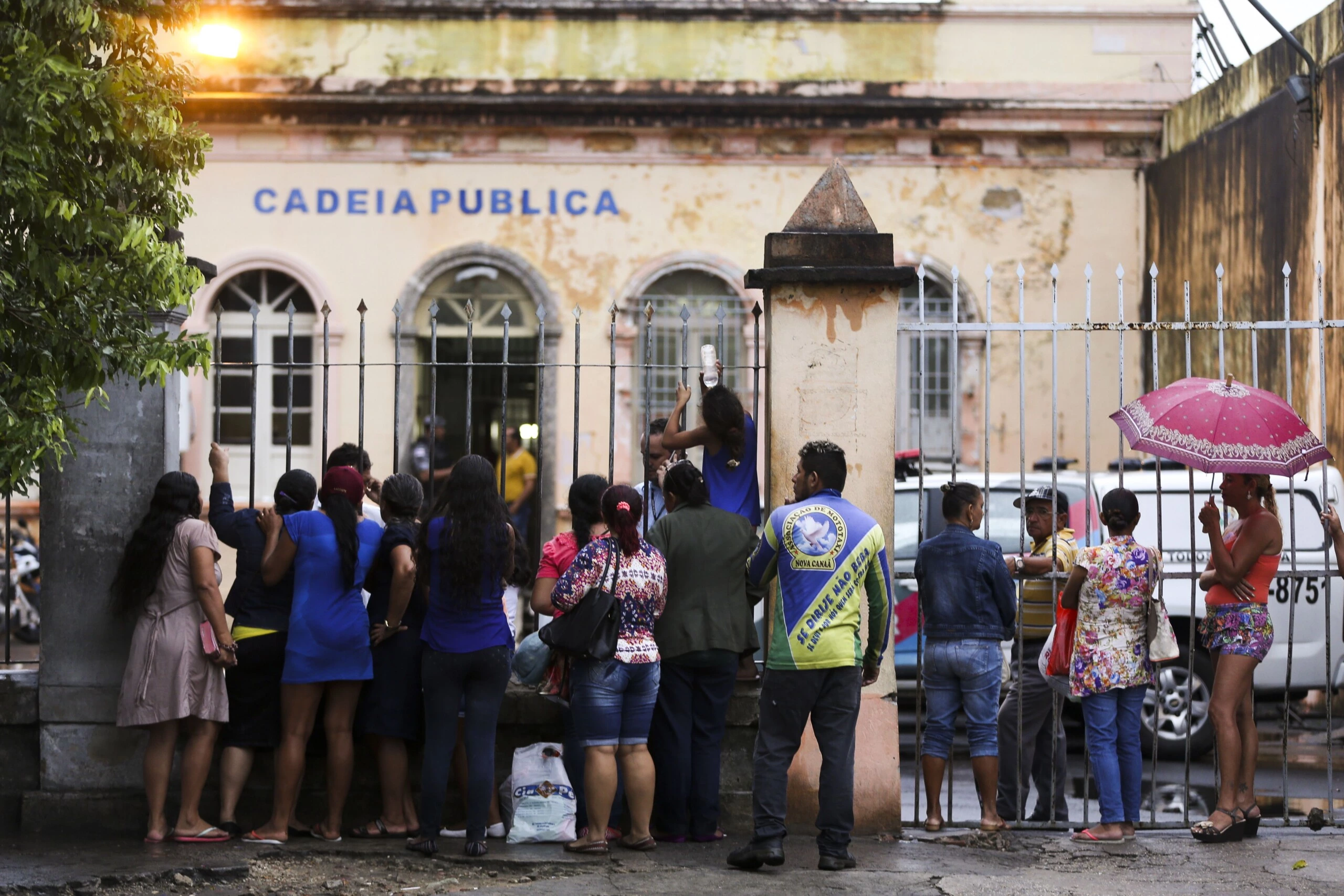 Manaus - Familiares aguardam informações sobre parentes presos na Cadeia Pública Raimundo Vidal Pessoa. (Marcelo Camargo/Agência Brasil)