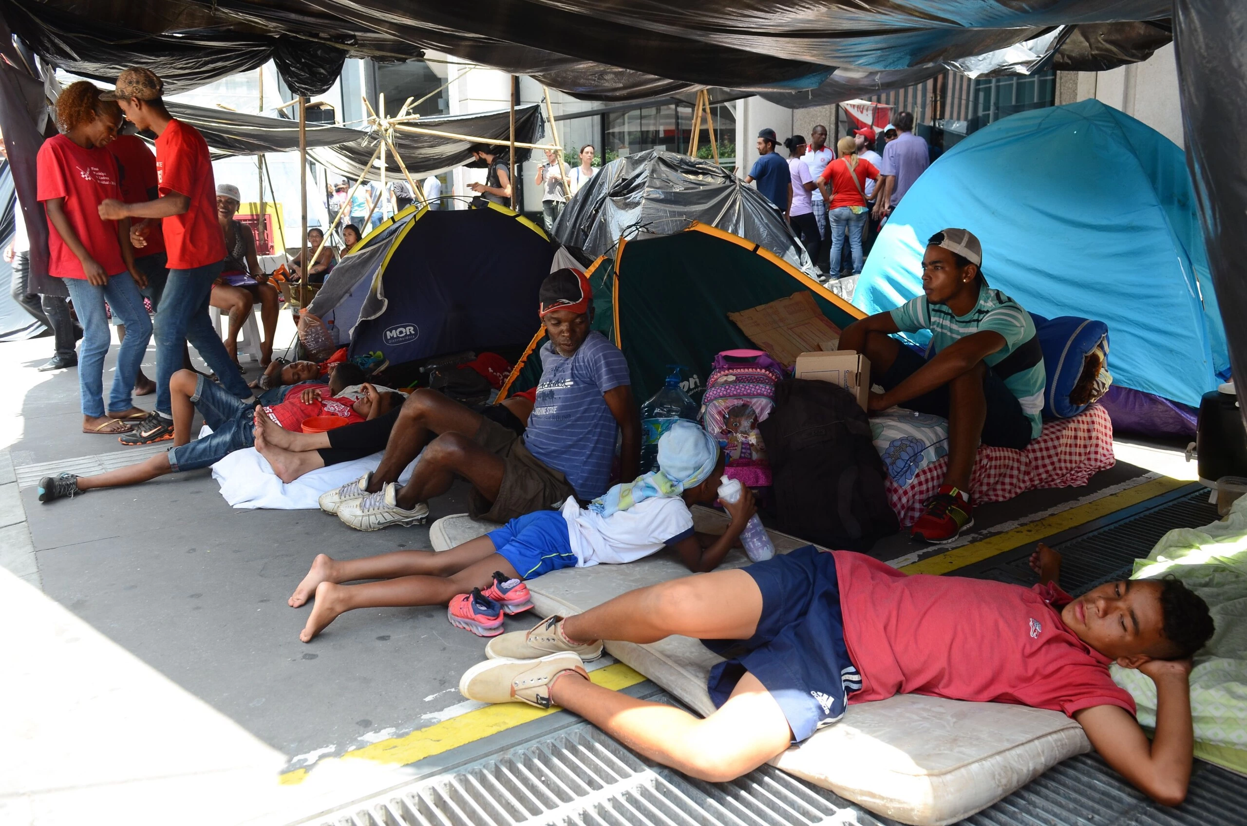 São Paulo - Integrantes do Movimento dos Trabalhadores Sem Teto (MTST) acampados na Avenida Paulista, em frente ao escritório da Presidência da República, em protesto por moradia popular (Rovena Rosa/Agência Brasil)