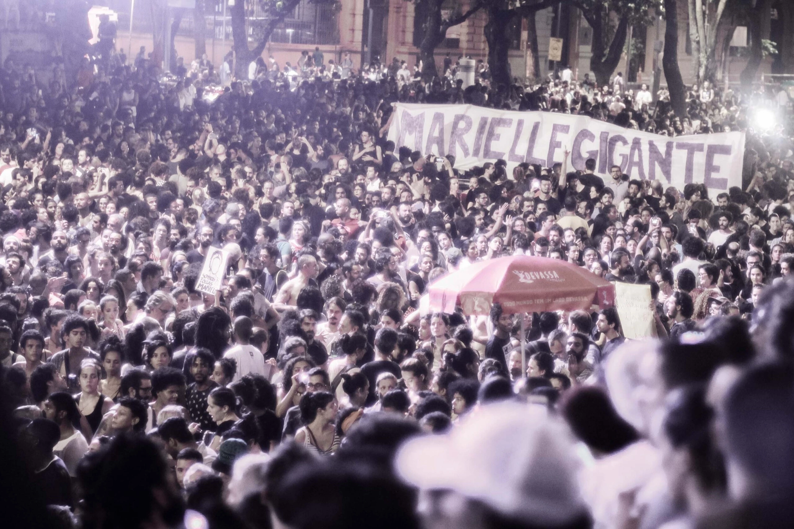 RIO DE JANEIRO,RJ,15.03.2018:PROTESTO-JUSTIÇA-MARIELLE-FRANCO - Protesto organizado por mulheres, exigindo justiça pela morte da vereadora Marielle Franco do PSOL, em frente a Assembléia Legislativa do Estado do Rio de Janeiro (Alerj), no Rio de Janeiro (RJ), nesta quinta-feira (15). (Foto: Julia Gabriela/Futura Press/Folhapress)