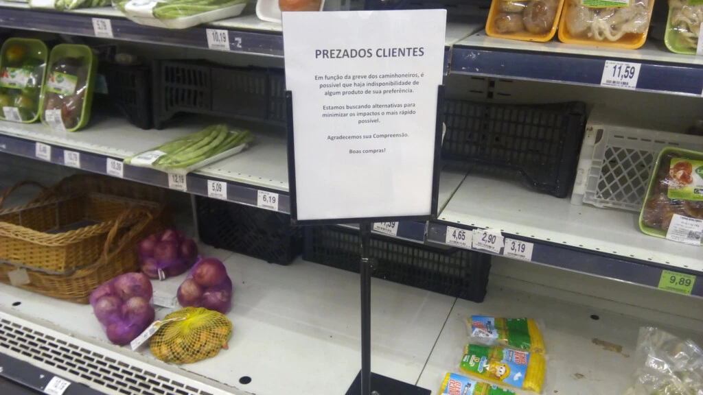 Devido à greve dos caminhoneiros, produtos estão faltando nas prateleiras dos supermercados.