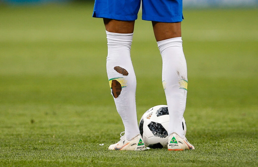 O meião rasgado de Neymar Jr. durante a partida entre Brasil x Suíça, válida pela primeira rodada do grupo E da Copa do Mundo 2018.