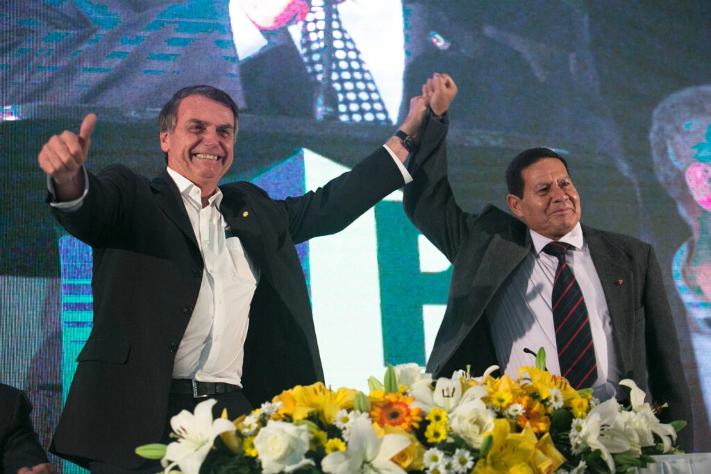 Jair Bolsonaro posa com o general Hamilton Mourão na convenção do PRTB, no dia 5 de agosto deste ano.