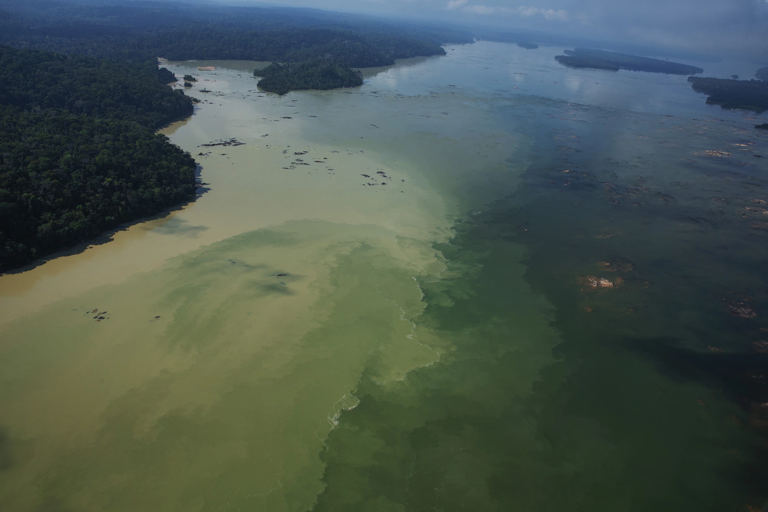 ITAITUBA, PA,19.08.2018 - Confluência das águas poluídas pelo garimpo do rio Rato com o Tapajós, em Itaituba, no Pará. (Foto: Lalo de Almeida/ Folhapress)