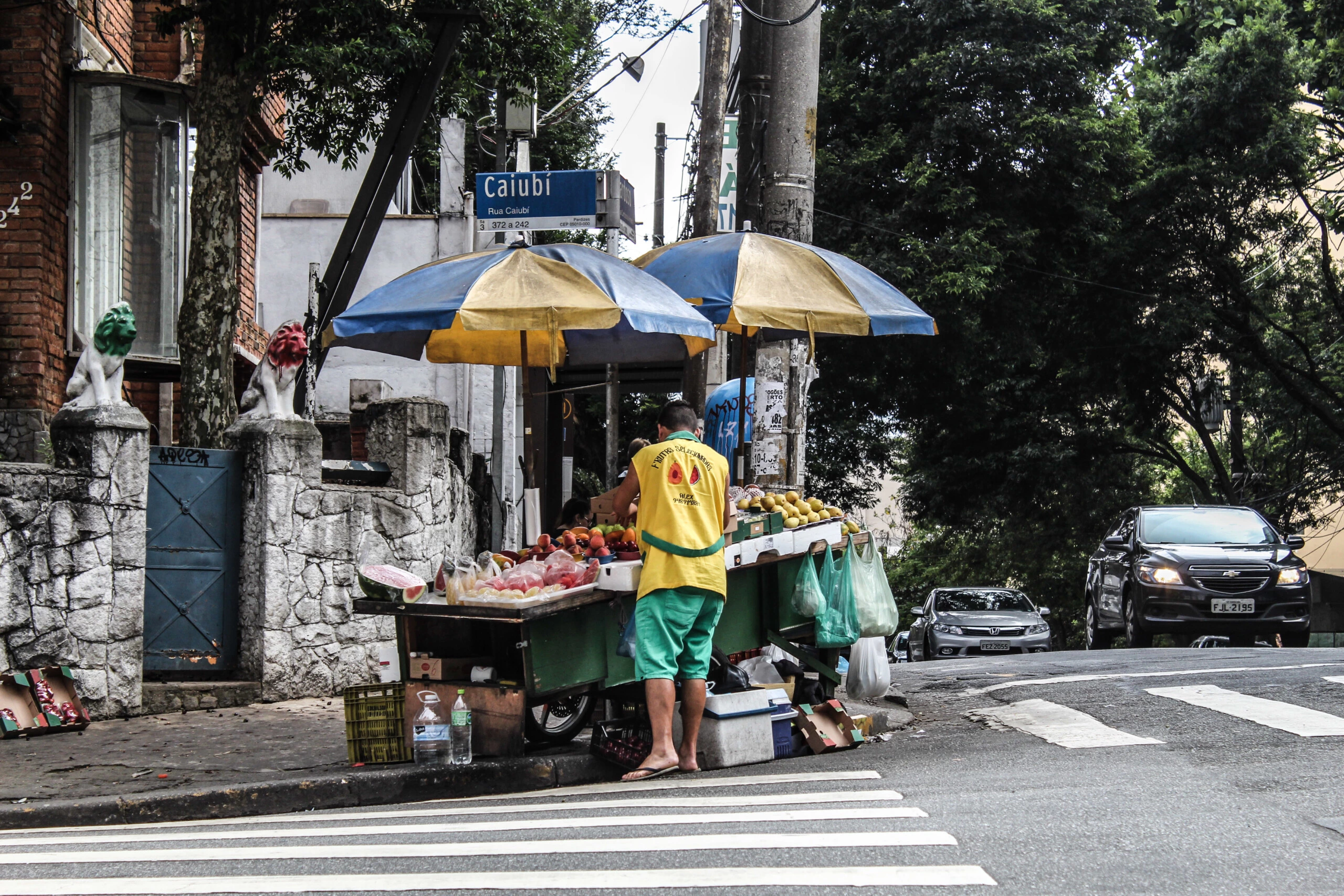 Ambulante com barraca de frutas no bairro de Perdizes, zona oeste de São Paulo.