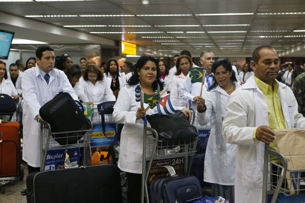 Médicos cubanos desembarcam no Aeroporto Internacional de Guarulhos (SP), em novembro de 2013.
