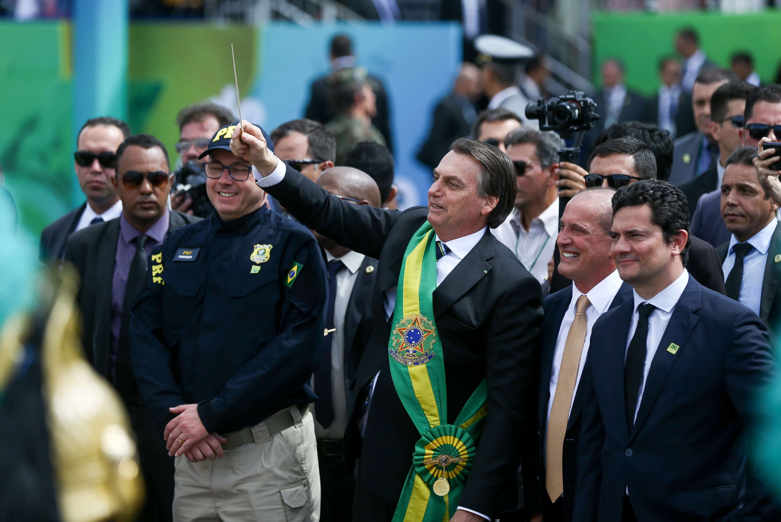 Sergio Moro no desfile de Sete de Setembro em Brasília, ao lado de Jair Bolsonaro e do ministro Onyx Lorenzoni, que já confessou crime de caixa dois eleitoral.