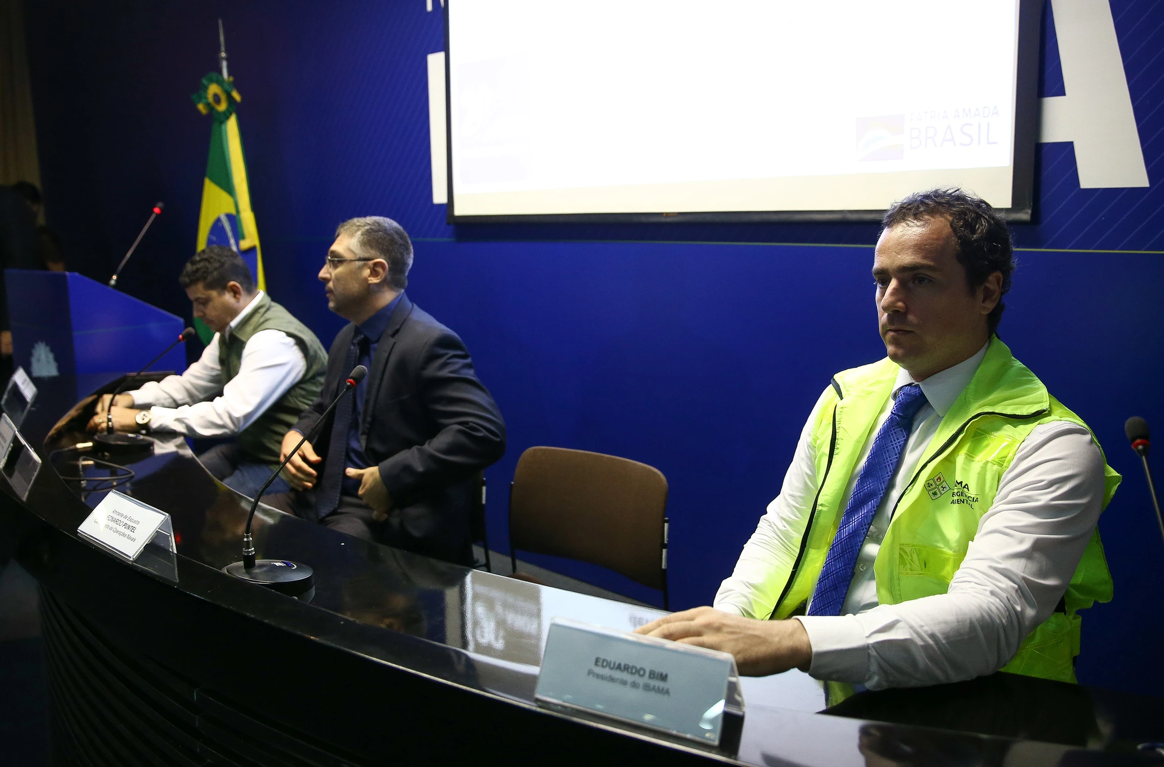 O presidente do Ibama, Eduardo Bim, participa de reunião no Ministério da Defesa para tratar do desastre ambiental causado pelo vazamento de óleo no litoral do nordeste brasileiro.