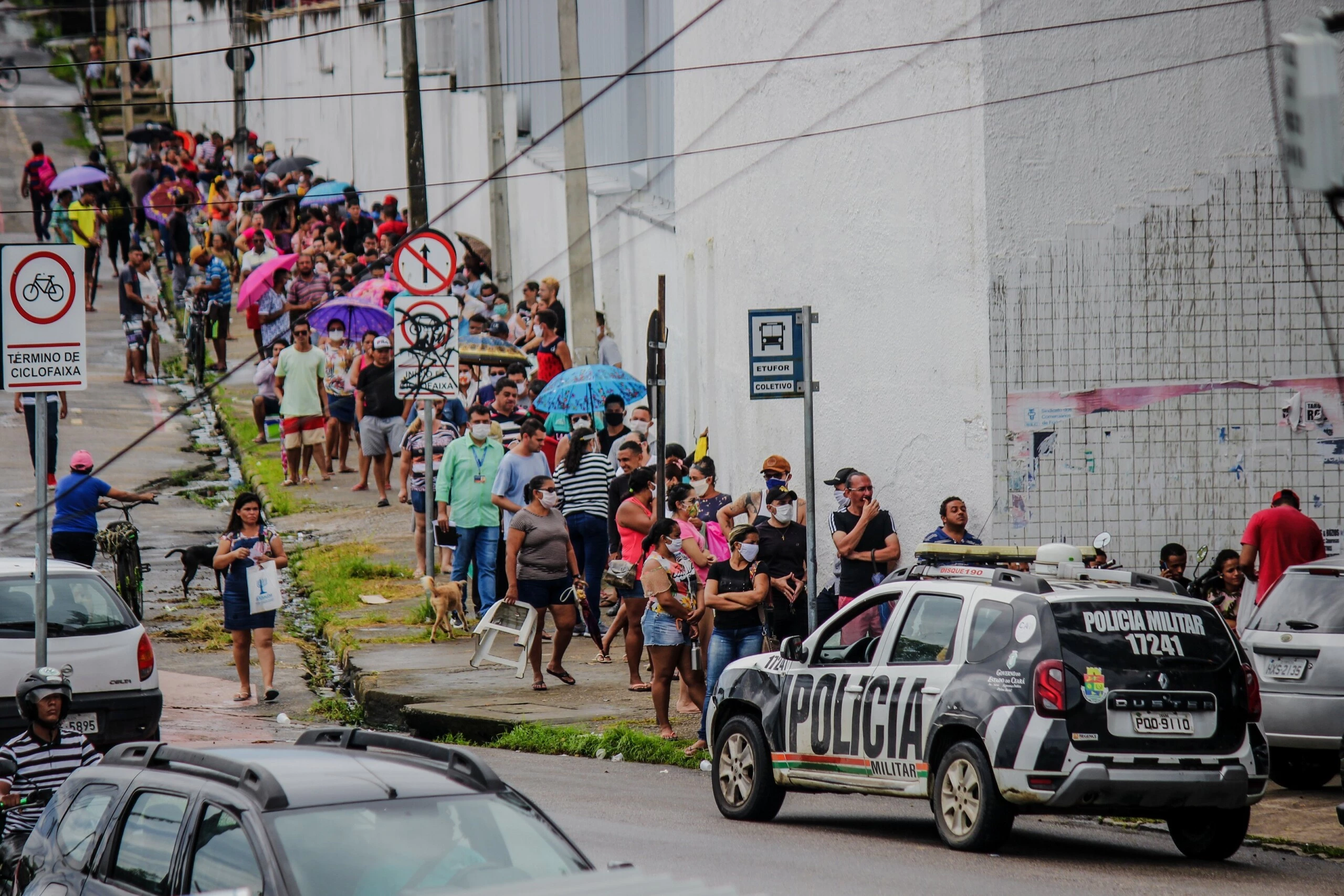 Pessoas se aglomeram em grandes filas para receber o auxílio emergencial disponibilizado pelo Governo Federal na Caixa Econômica Federal na avenida H, bairro conjunto Ceará com Fortaleza.