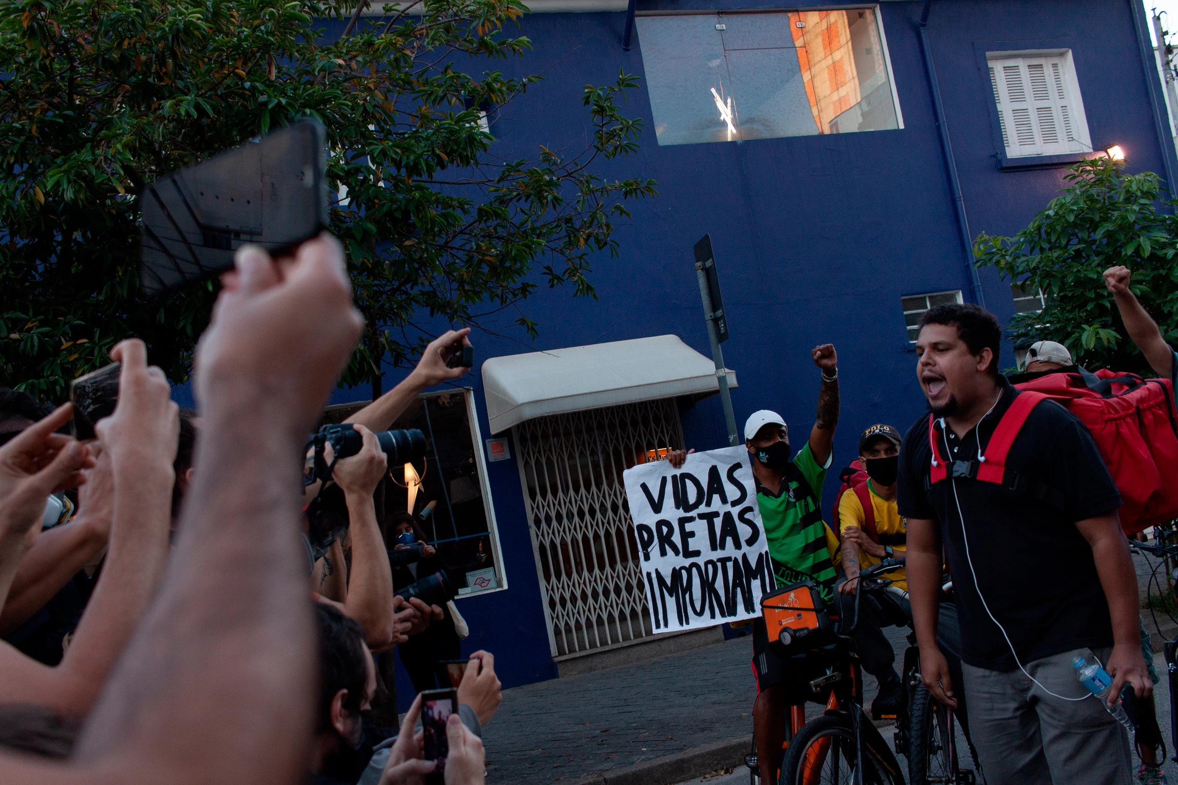 Manifestação de entregadores de aplicativo delivery contra o governo do presidente Jair Bolsonaro (sem partido) e a precarização do trabalho, em Pinheiros, zona oeste de São Paulo, em 7 de junho de 2020.