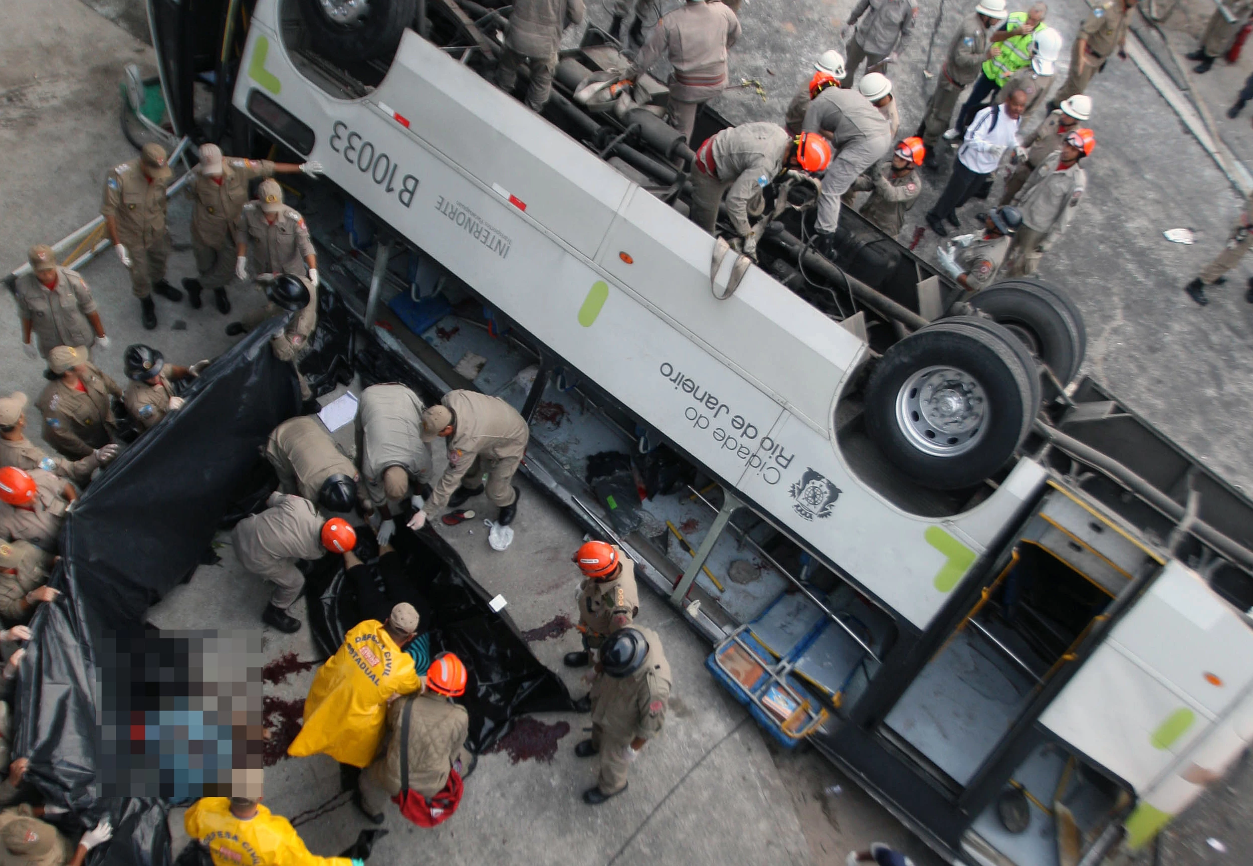 Bombeiros cariocas resgatam vítimas de acidente de trânsito. Em 2013, um ônibus caiu de uma ponte de 15 metros.