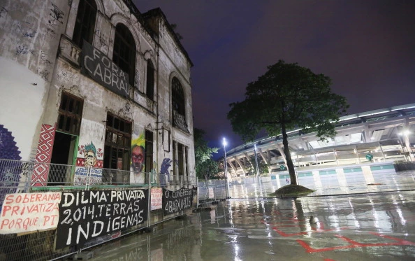 Nas proximidades do Museu Nacional, o Aldeia Maracanã, que abriga o Museu do Índio, está abandonada.