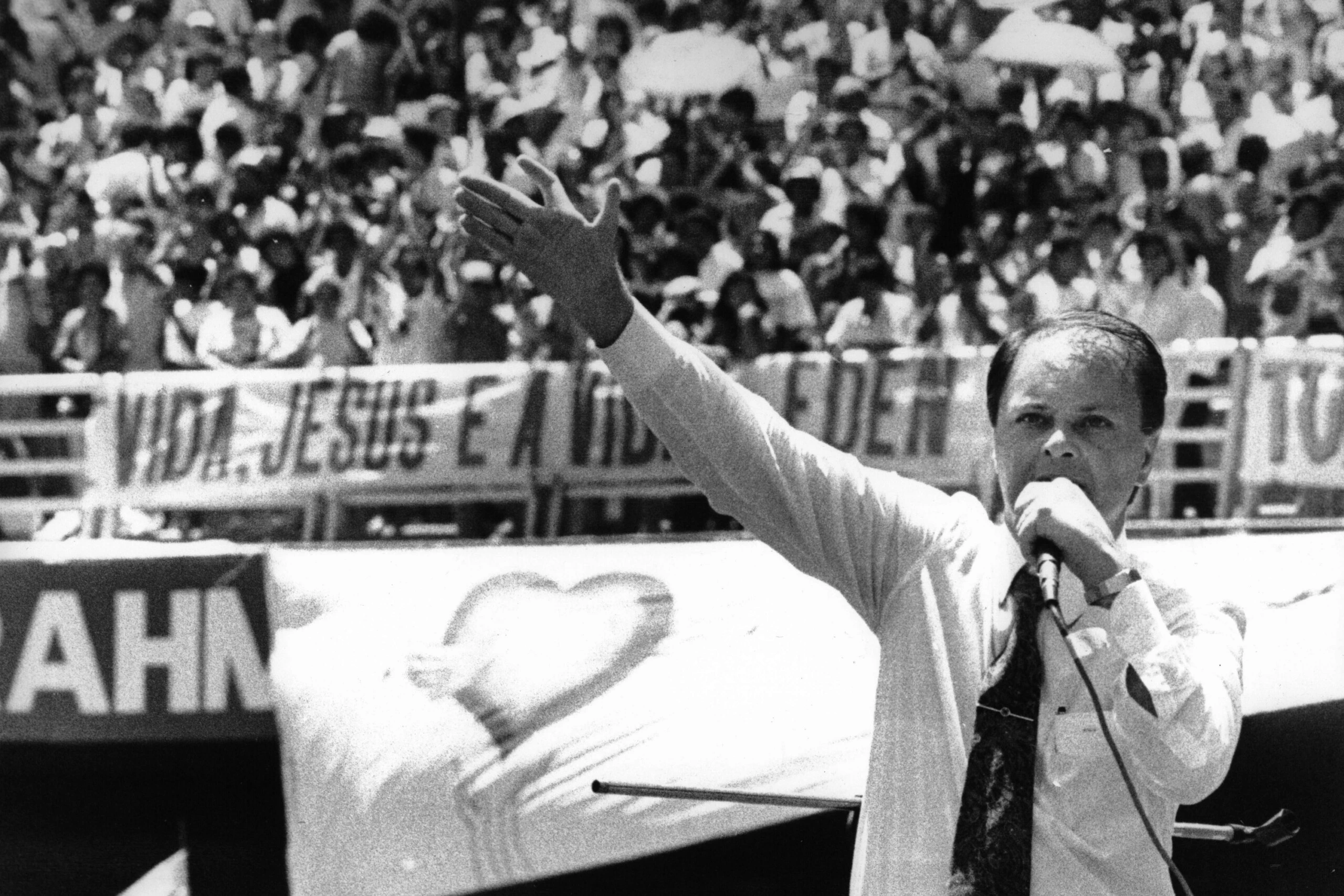 RIO DE JANEIRO, RJ. 09.10.1990: Festa da Igreja Universal do Reino de Deus no estádio do Maracanã. Na foto: o bispo Edir Macedo fala aos fieis. (foto: Fernando Rabelo/Folhapress)