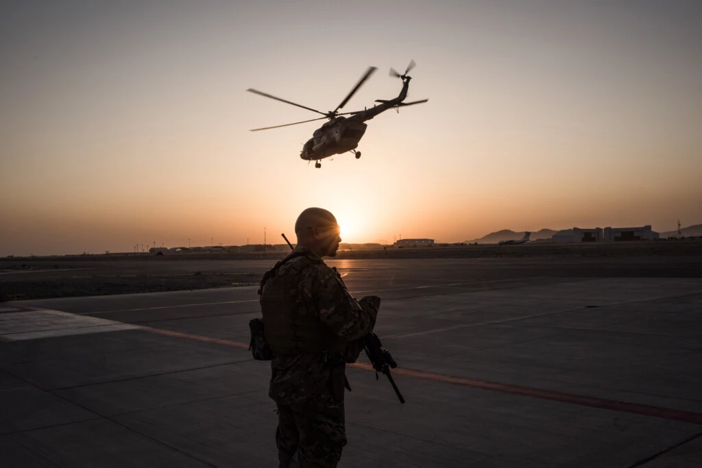 Membro da Força Aérea dos EUA vigia a pista em 9 de setembro de 2017 no campo aéreo de Kandahar, Afeganistão.