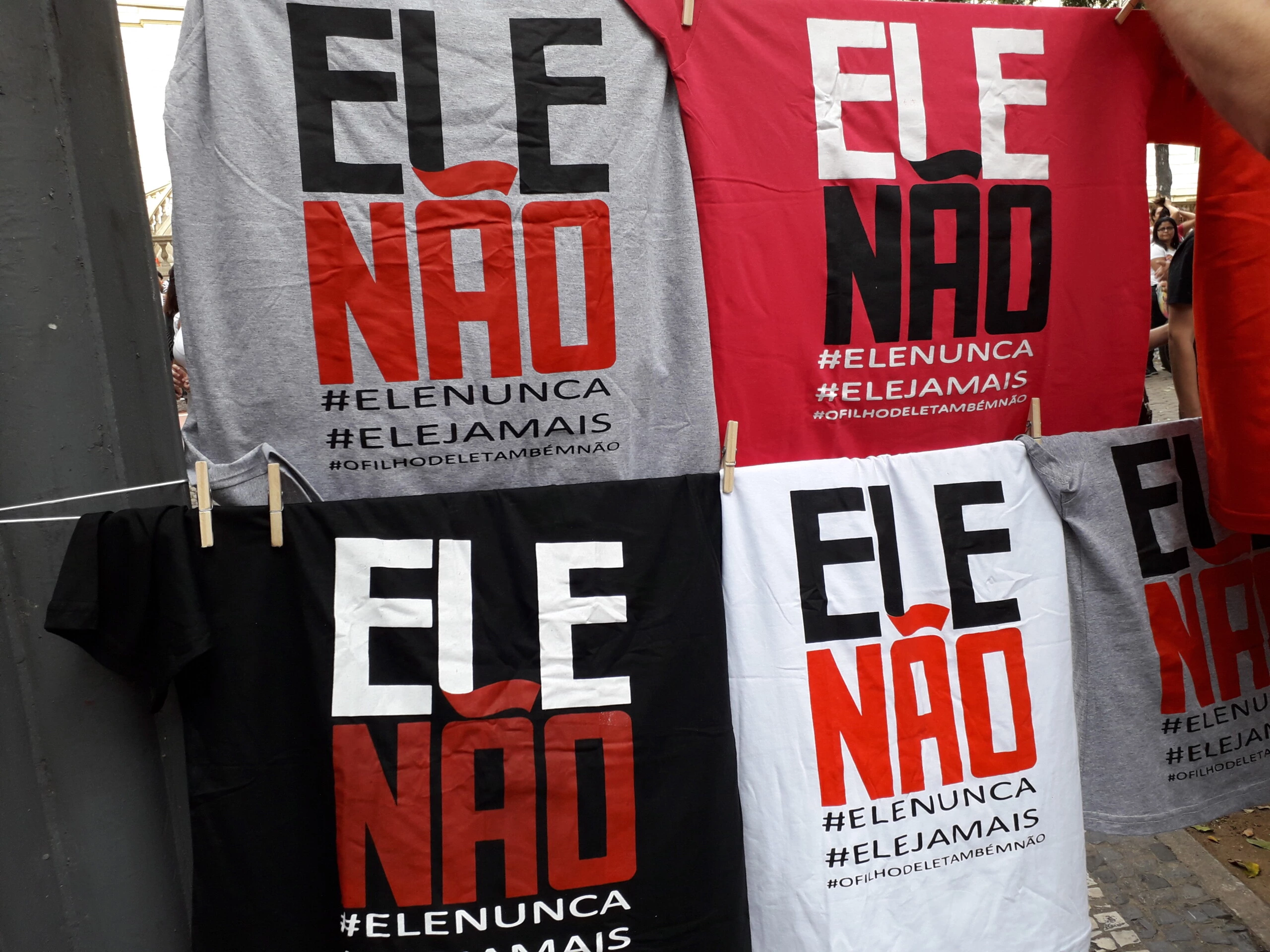 Camisetas à venda em protesto contra Bolsonaro, na Cinelândia, no dia 29.
