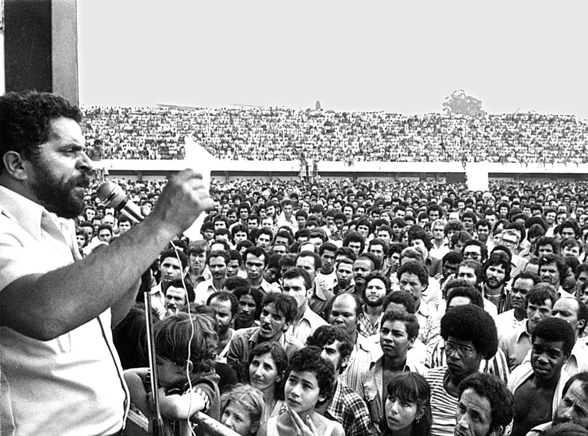 O presidente do Sindicato dos Metalúrgicos do ABC, Luiz Inácio Lula da Silva, durante greve dos metalúrgicos no estádio de Vila Euclides, em São Bernardo do Campo (SP), em 1979. (Foto: Folhapress)