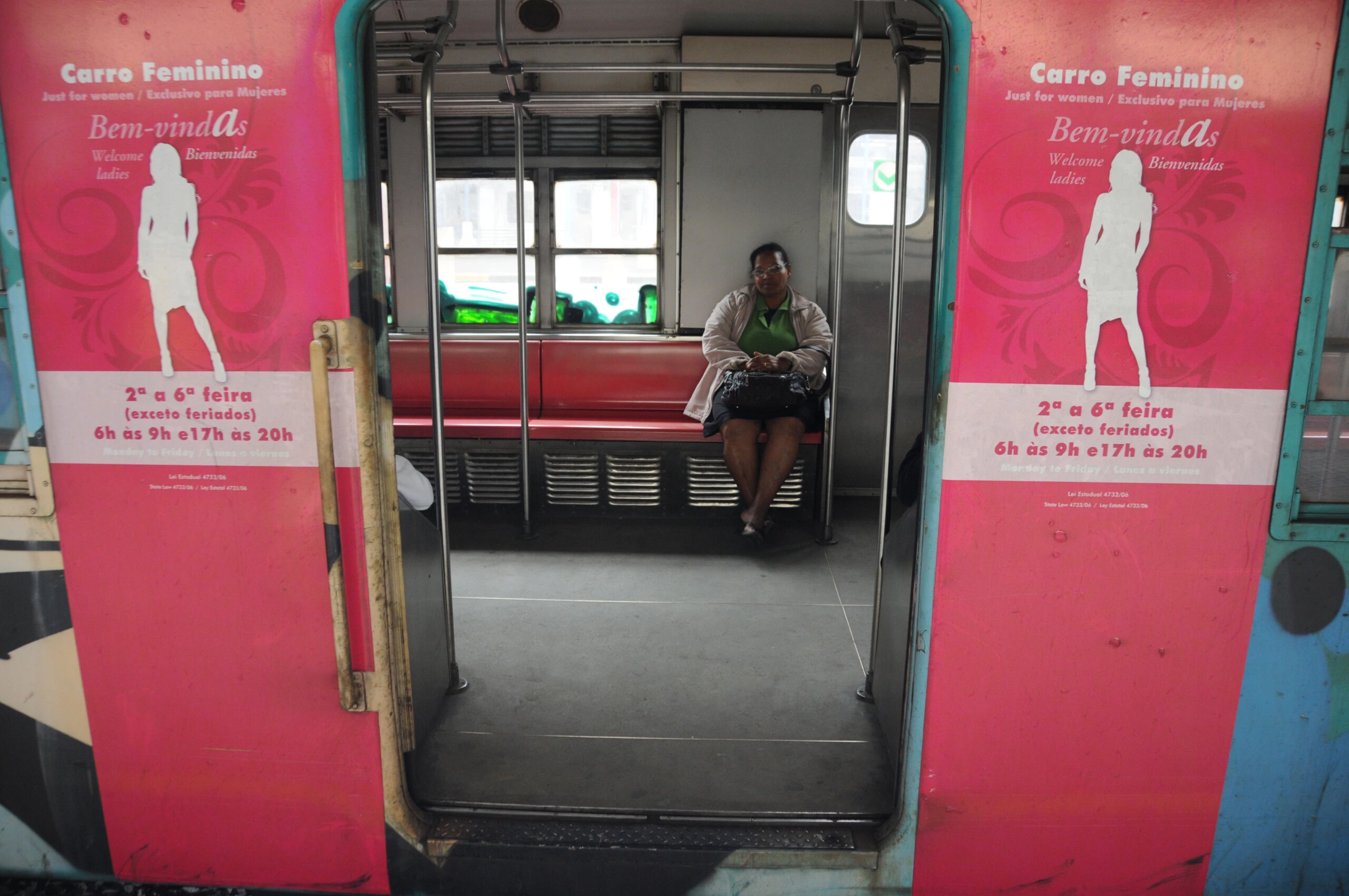 Passageira segue de trem, em vagão especial para mulheres, para a estação Central do Brasil, no Rio de Janeiro, RJ. (Rio de Janeiro, RJ, 05.07.2011. Foto de Giuseppe Bizzarri/Folhapress)