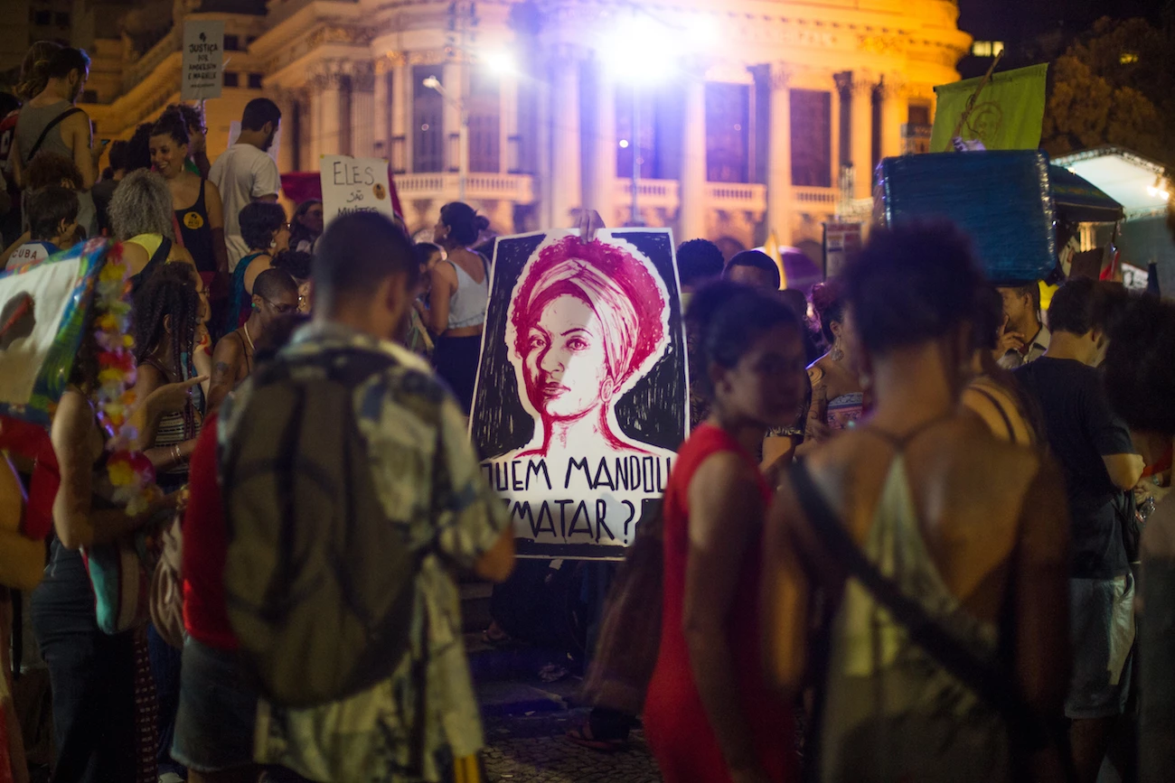 Manifestantes pedem justiça por Marielle em ato no Rio de Janeiro.