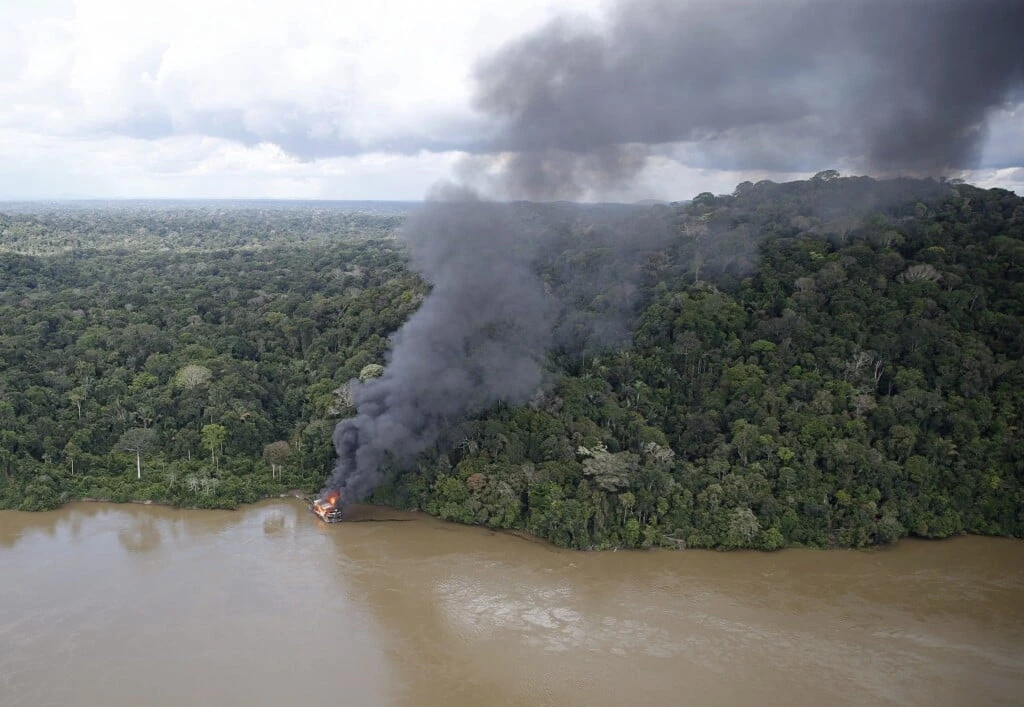 Grupo Especializado de Fiscalização do Ibama realiza operação de combate ao garimpo ilegal de ouro no rio Jamanxim, no Pará. Balsa usada para extração ilegal é destruída na Floresta Nacional Itaituba 2.