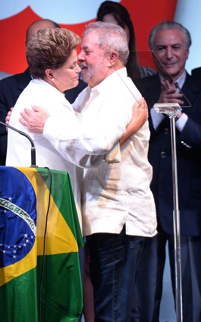 Dilma Rousseff abraça ex-presidente Luiz Inacio Lula Da Silva sob o olhar de Michel Temer.