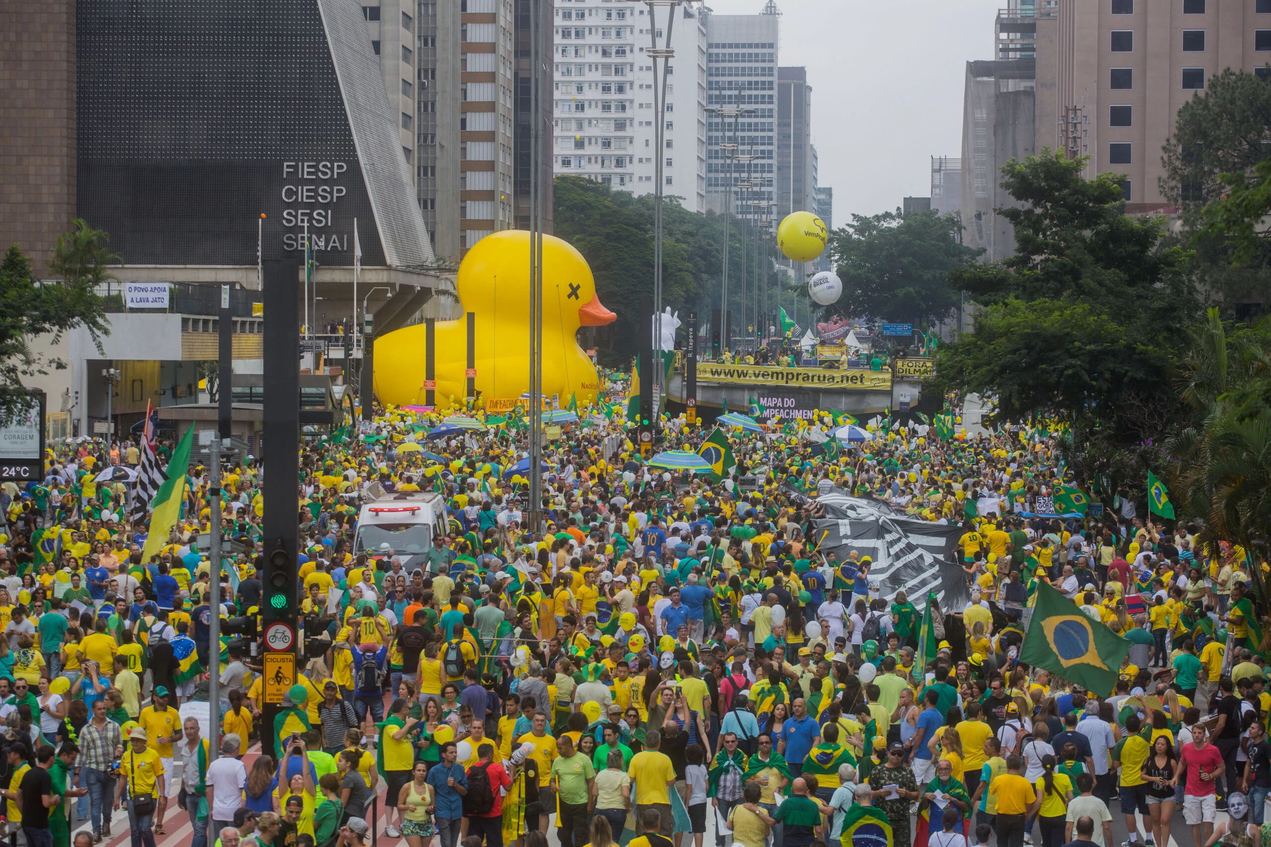 SAO PAULO, BRAZIL - MARCH 13: Protestors demonstrate demanding the removal of President Dilma Rousseff on March 13, 2016 in Sao Paulo, Brazil. Demonstrations across the country today called for President Rousseff's exit amidst a massive corruption scandal and a deep economic recession. (Photo by Victor Moriyama/Getty Images)