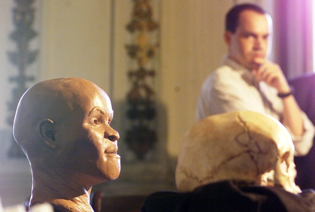 A reconstituição do rosto de Luzia, feita a partir do fóssil considerado o mais antigo de um ser humano nas Américas, apresentada no Museu Nacional, no Rio, observada pelo professor Ricardo Santos.