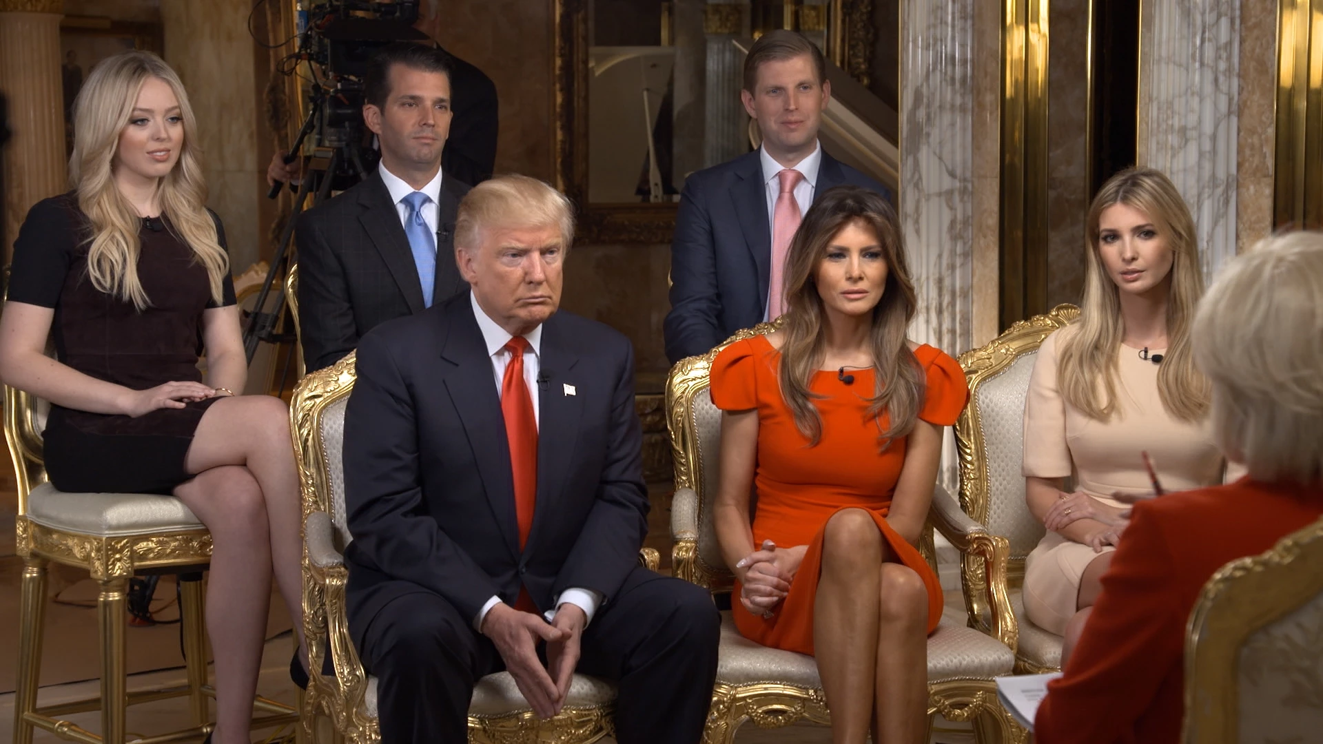 A correspondente do 60 MINUTES Lesley Stahl entrevista o presidente eleito Donald J. Trump e sua família na casa deles em Manhattan, em 11 de novembro de 2016.