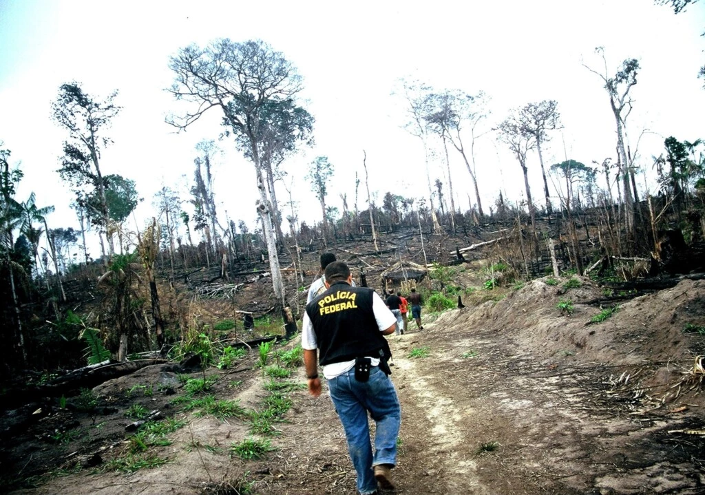ORG XMIT: 394001_0.tif Homens da Polícia Federal em operação que investiga denúncias de trabalho escravo, em fazenda de Pacajá, PA. (Pacajá, PA, 05.10.2005. Foto de Bernardo Gutiérrez/Folhapress)