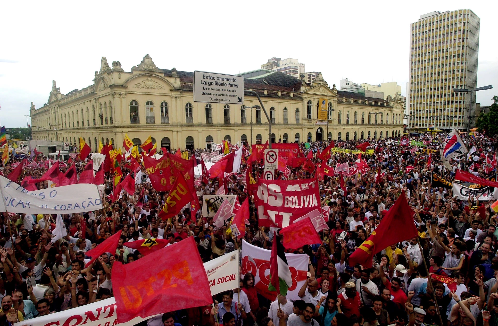 Cerca de 30 mil pessoas se reúnem em Porto Alegre, em 31 de janeiro de 2002, em uma marcha para inaugurar oficialmente o Fórum Social Mundial de cinco dias.