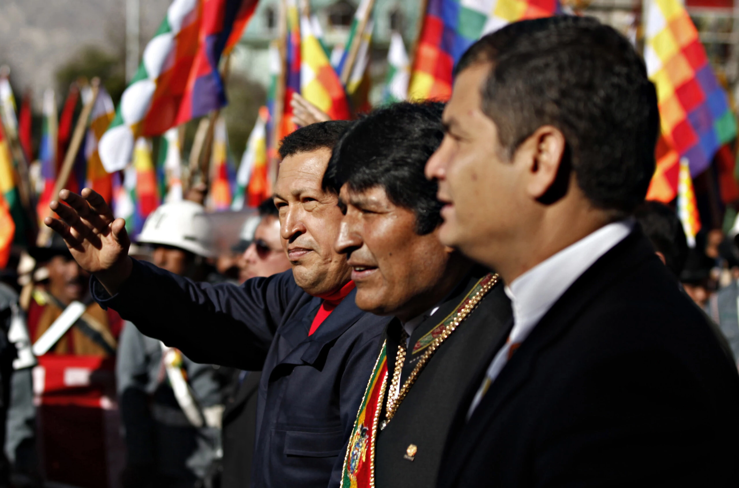 Da esquerda para a direita: o presidente da Venezuela, Hugo Chávez, o presidente da Bolívia, Evo Morales, e o presidente do Equador, Rafael Correa, chegam a um desfile militar em comemoração aos 200 anos do início do movimento de independência da Bolívia em La Paz, em 16 de julho de 2009.