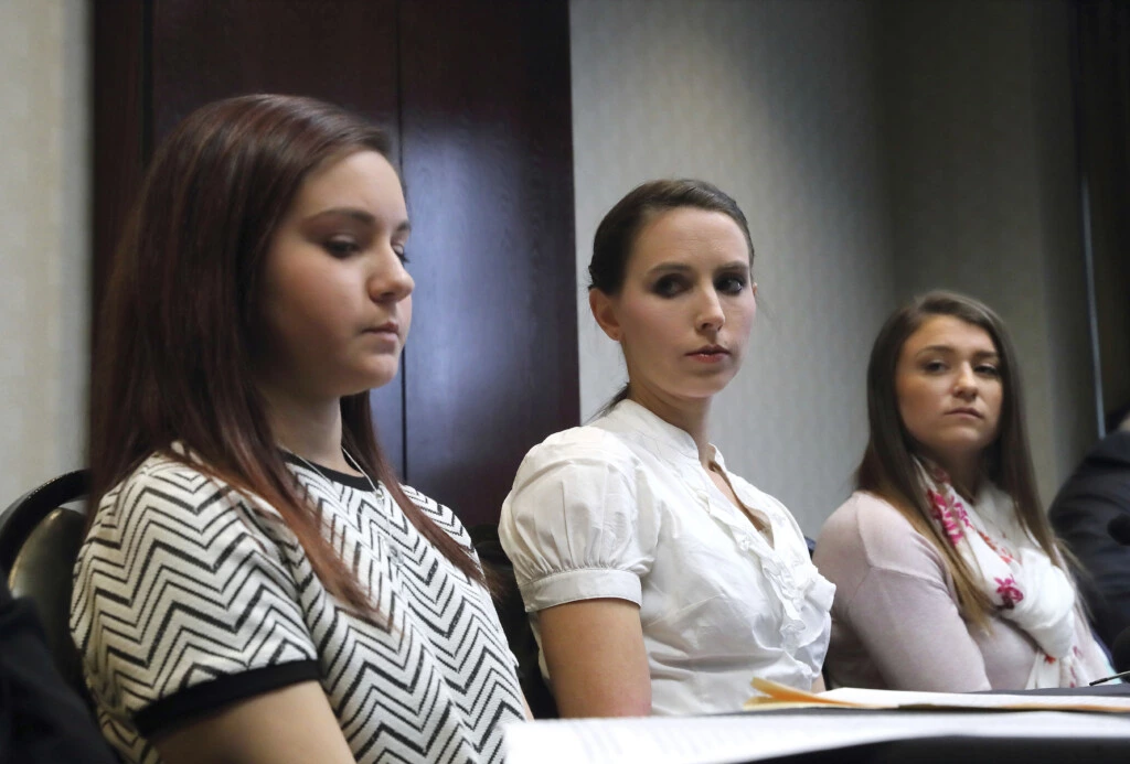 Kaylee Lorincz, da esquerda, Rachael Denhollander e Lindsey Lemke, todas as vítimas do Dr. Larry Nassar falam após uma audiência.