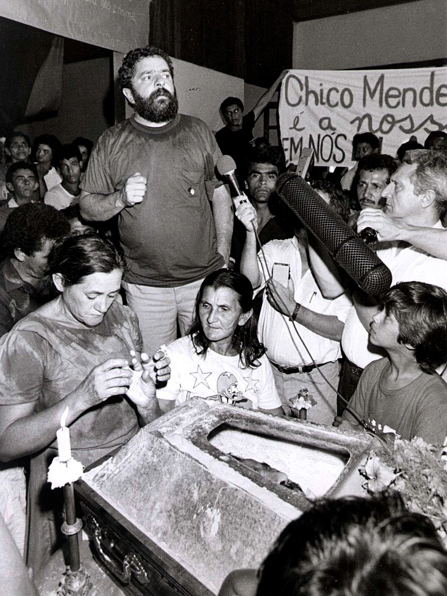 Lula discursa em funeral de Chico Mendes, no dia 25 de dezembro de 1988.