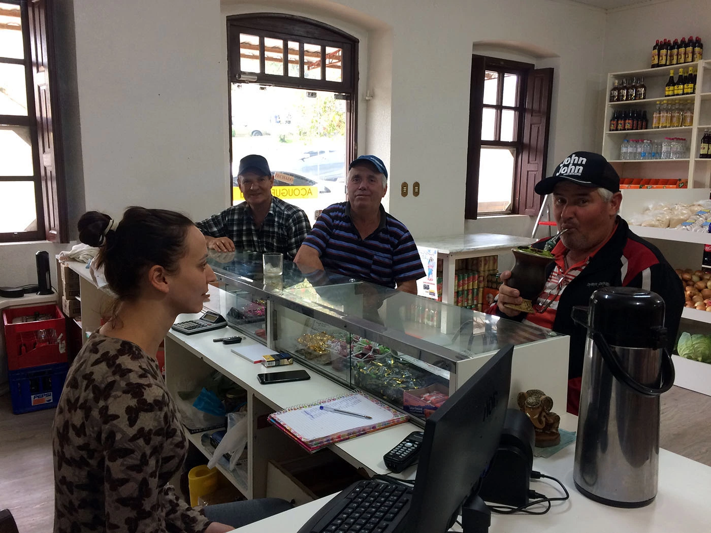 Agougue-e-bar-Deise-ao-caixa-e-Romeu-no-balcao-entre-dois-amigos2-1539723075