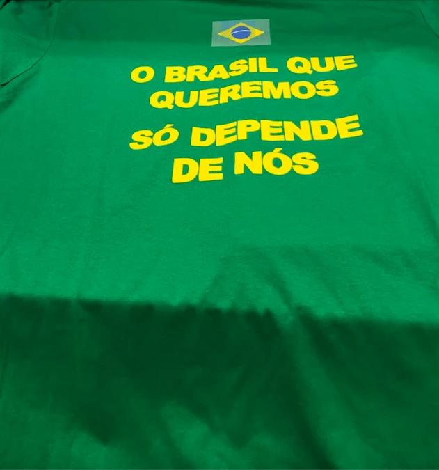 A camisa distribuída por César Buffara a seus funcionários na matriz da Britânia em Curitiba.